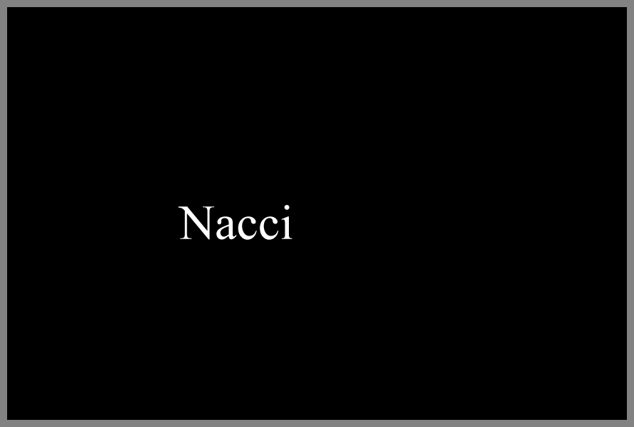 Le nom du personnage Nacci, devant un fond noir.