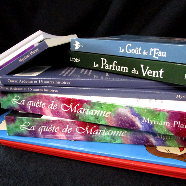 Photo d'une pile de livres écrits par Myriam Plante, incluant Le Parfum du Vent et La quête de Marianne.